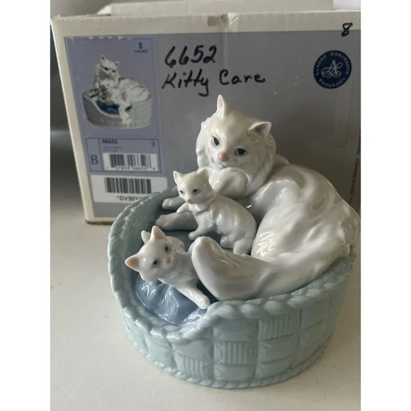 LLADRO #6652 "Kitty Care" Mother Cat in Basket w/ Kittens original box. New - Picture 9 of 13